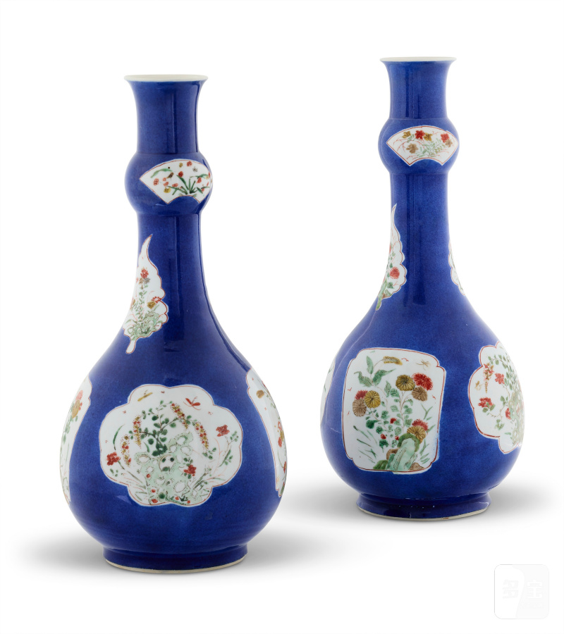 DEUX VASES EN PORCELAINE DE LA FAMILLE VERTE À FOND BLEU POUDRÉ  CHINE, DYNASTIE QING, ÉPOQUE KANGXI (1662-1722) - 图2